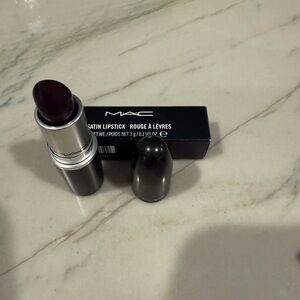 🌺NIB MAC Cosmetics Satin Lipstick - Cyber is the color🌺